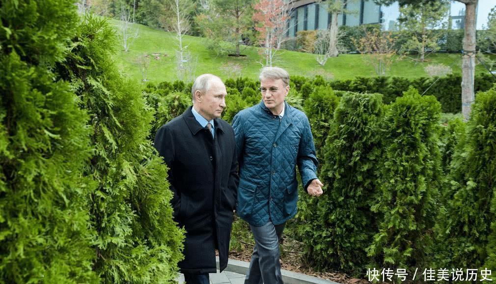 普京前往克里米亚遭乌克兰抗议 淡定游花园喂