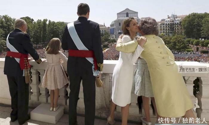 9岁西班牙公主个子小, 站在阳台石凳上与民众