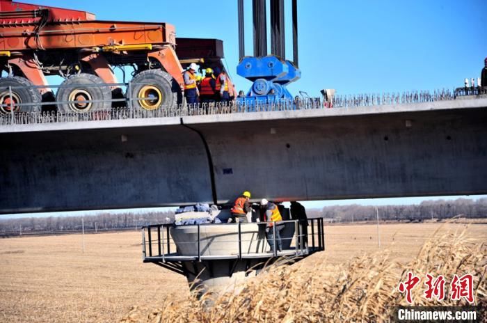  「高铁」中国最东高铁建设新突破 465孔简支箱梁的运架施工完成