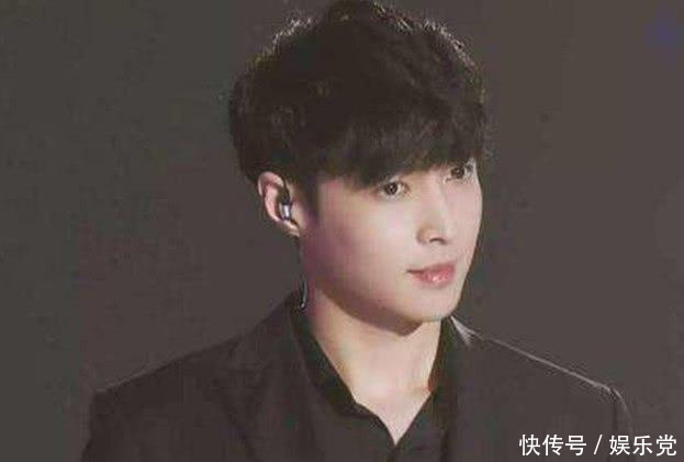 张艺兴误入粉丝群聊天,被群主当骗子踢出,张