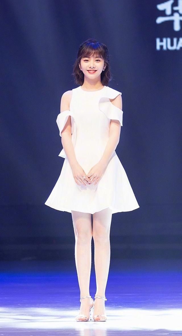 谭松韵出门没少麻烦摄影师，这腿长的有些不像话！