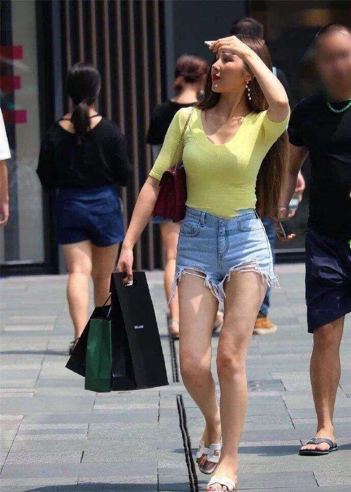 街拍：薄款紧身T恤的小姐姐，若隐若现凸显丰腴好身材