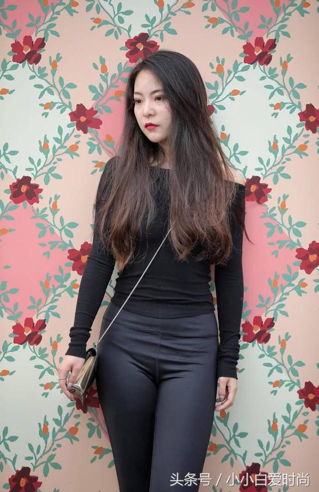 小姐姐穿弹力紧身裤勾勒出翘臀，这身材太让人羡慕了！