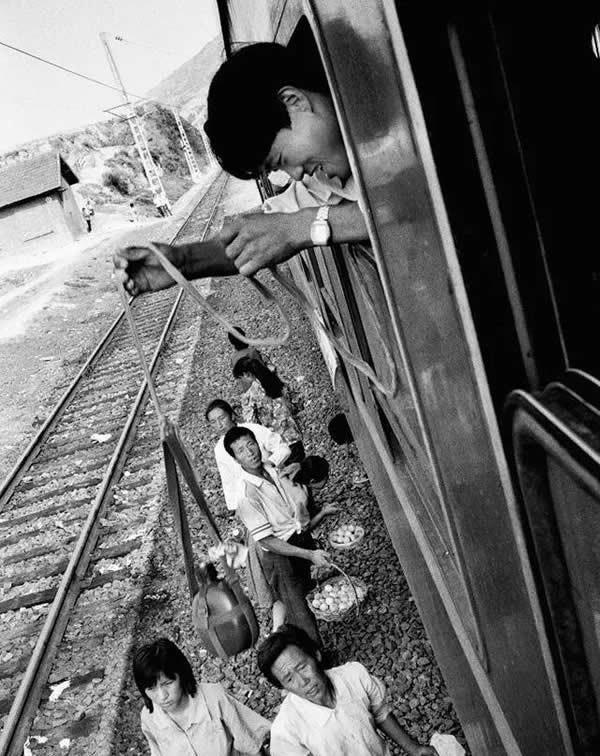  [回忆]这一组绿皮火车的老照片，承载了我们太多太多的回忆