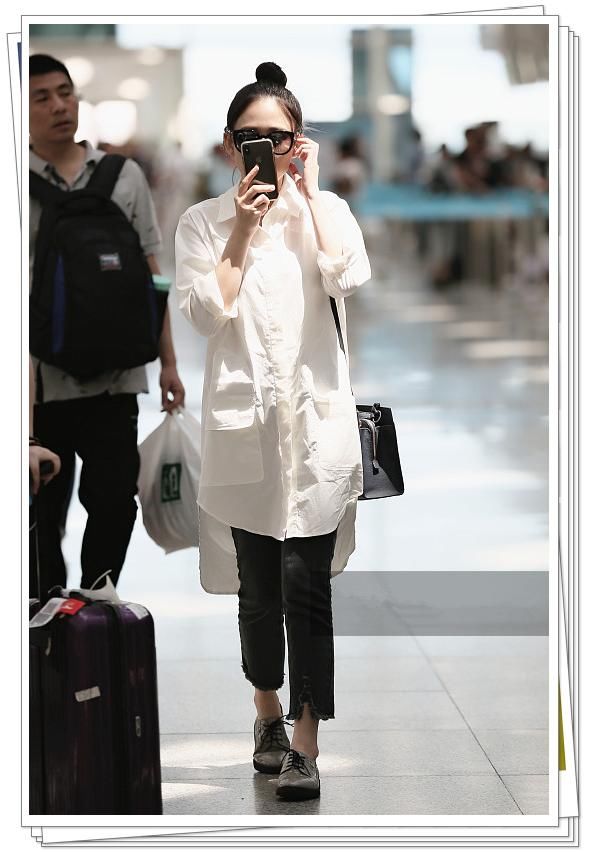 39岁陈乔恩机场穿一件长款白衬衫似路人，网友：可惜了好身材！