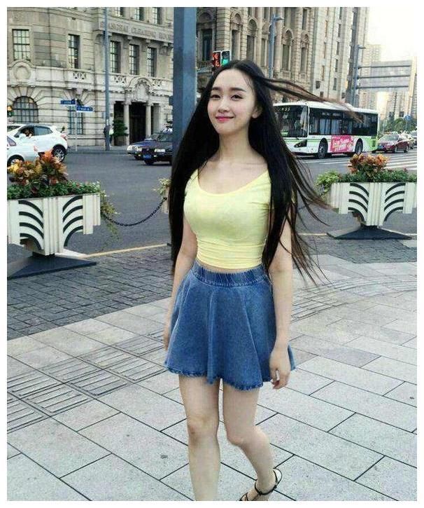 街拍：妩媚白皙的小姐姐，展现满满的青春活力