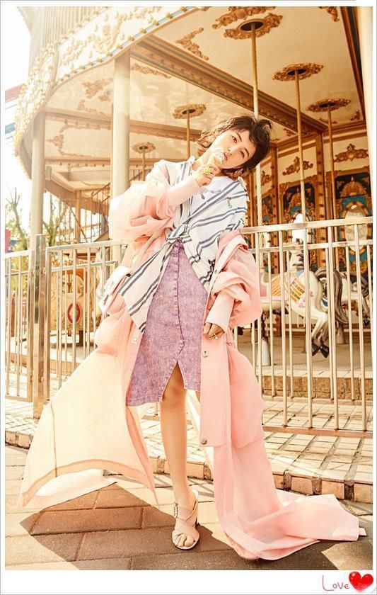 16岁张子枫够狠！脚踩“两根针”亮相活动，网友：还不如不穿呢！