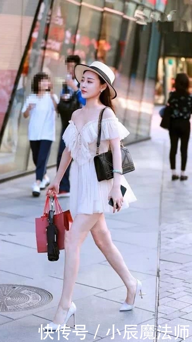 美女■路人街拍,美女穿一袭蓝色的裙子看起来非常舒服,被美到了!