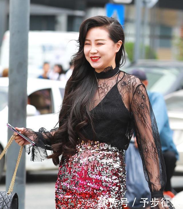 【 10笑靥如花】她的笑容有种别样魅力,街拍:小姐姐清纯中带着妩媚