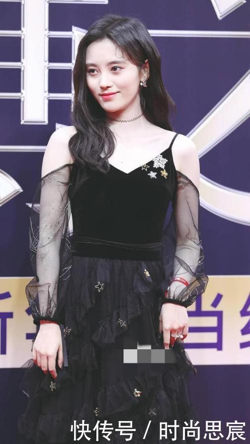 鞠婧祎为博眼球，在胳膊上罩层纱，没想到遇上了景甜！