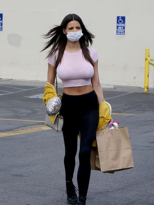 #身材太棒#INS模特Katie Bell好会穿,紧身T恤配leggings,“4D”身材真饱满