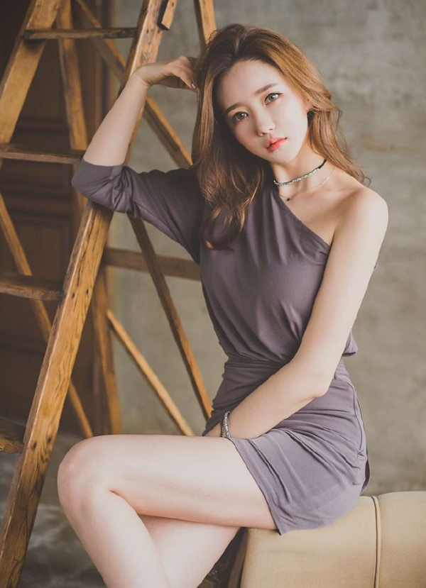 穿出俏美曲线的紧身裙美女，显得时尚潇洒！