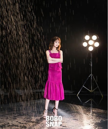 赵丽颖出关，穿吊带连体裤脚踩细高跟，小蛮腰实力打破怀孕传闻