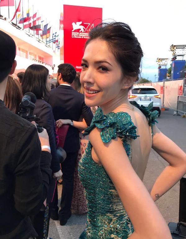 许玮宁海外旅游秀美背!却被她的一百种唇色抢了镜?都是九年义务教