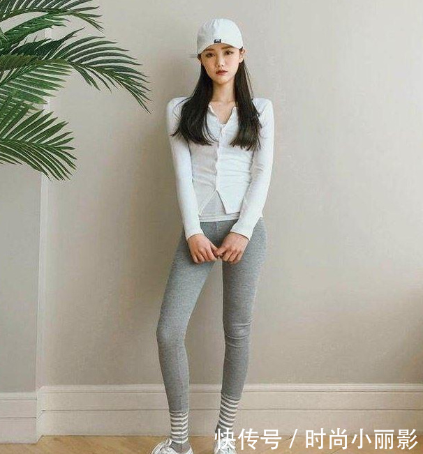 小姐姐一袭黑色紧身打底裤，尽显庄重大气的美！