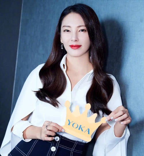 张雨绮怎么了，裙子“穿得假”就算了，这高跟鞋还能逼疯强迫症！