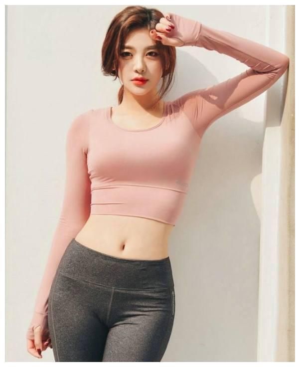 美图：紧身裤凸显出大方得体的气质美感，更显优雅大方的气质！