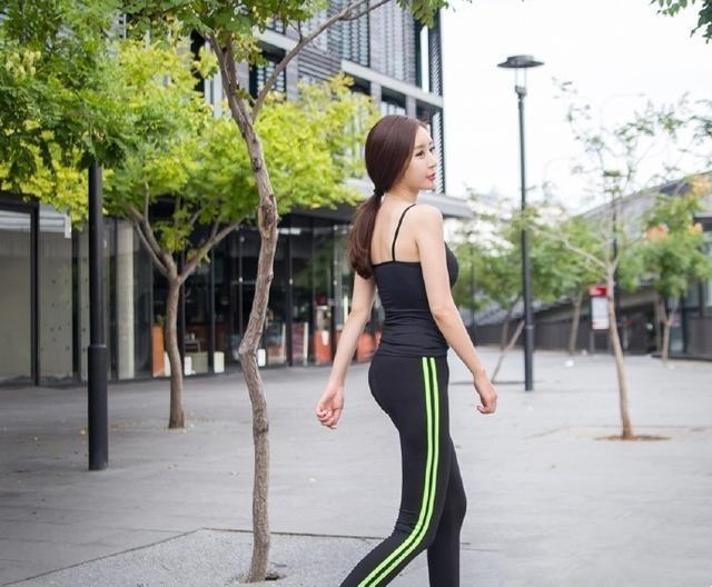 美观的紧身打底裤，上身穿着舒适而且不挑身材，展现完美身姿