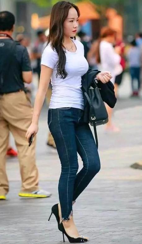 街拍：魅力四射的美女，一双性感热辣美腿撩人