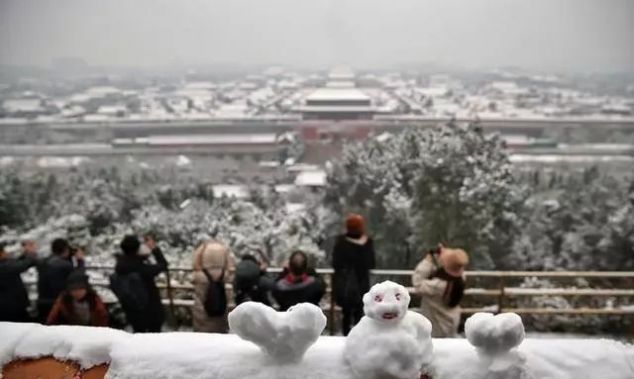 初雪后的北京美翻了! 故宫8万门票售罄, 游客景山“扎堆”赏雪