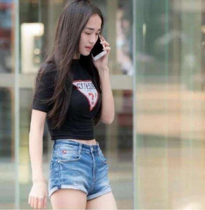 白色紧身裙的小姐姐,一双黑色高跟鞋把双腿显得白里透红,真好看