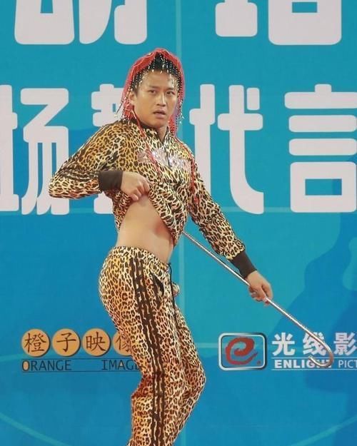  邓超：邓超彻底放飞自我一身豹纹掀起衣服玩二人转，孙俪笑得脸都红了