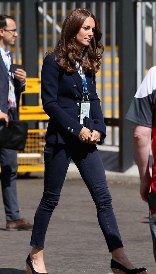 看完梅根王妃的小西装,再看凯特王妃的小西装,网友:还是她好看