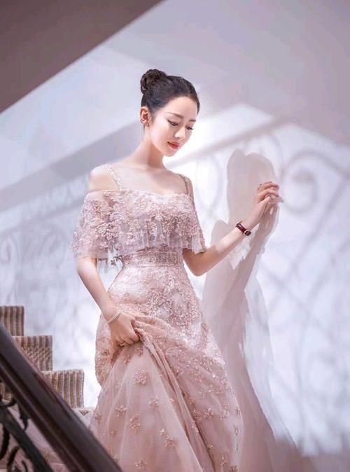  『身穿』吉娜身材好就是“任性”！身穿紫色抹胸“夜光”连衣裙，魅力四射