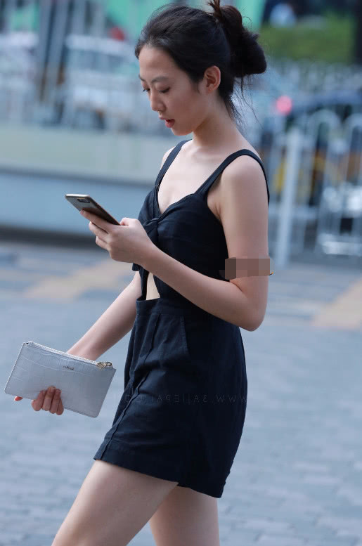 知性小姐姐吊带连体衣大秀饱满身材，一路低头玩手机尽显熟女范儿