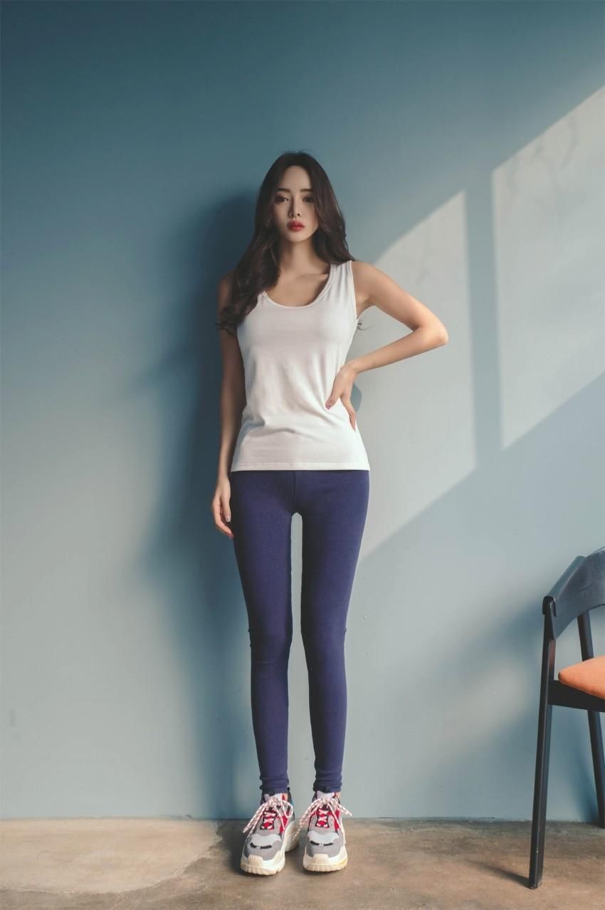 韩国美女身材高瘦长腿惹火，拍清新写真尽显性感曲线！