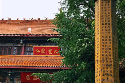 成都这座寺庙规模宏大声誉极高，虽然立于市区，却没有被商业化
