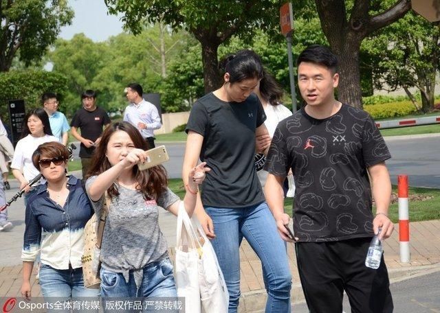 朱婷未进女排名单 现身上海低头疾走