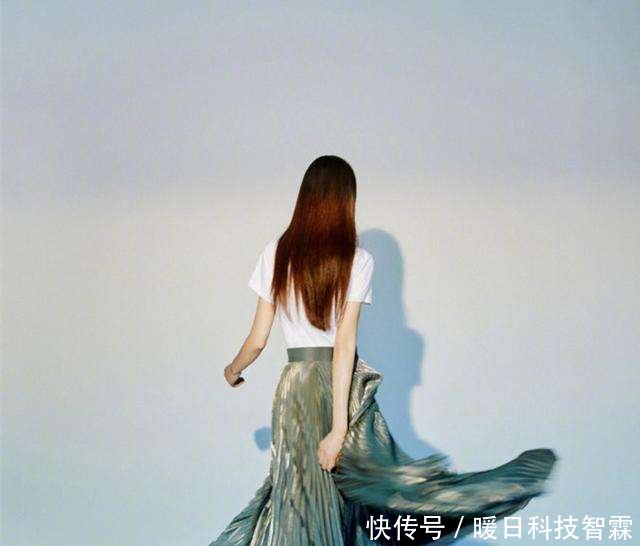 35岁唐嫣只不过剪了个“狗啃”刘海, 气质就变得大不一样了!