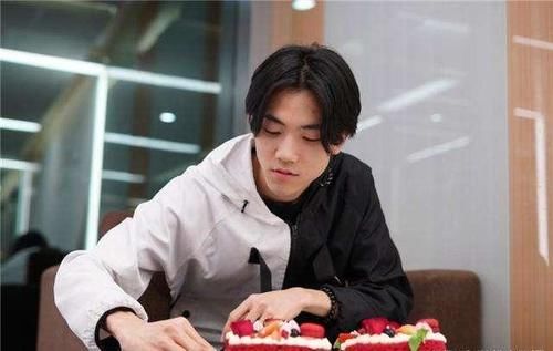 首发@RNGM挂牌4位选手，KGL冠军成员出走，“凉虔锐雨零”整整齐齐