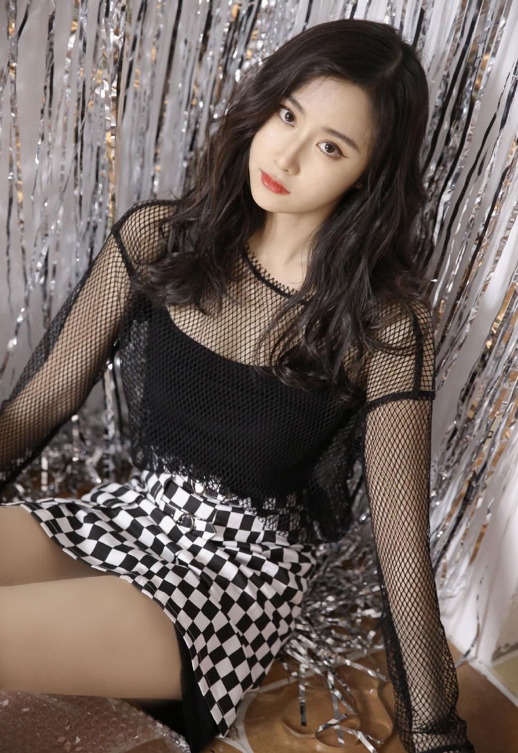 妖娆美女黑丝镂空衫性感美腿写真