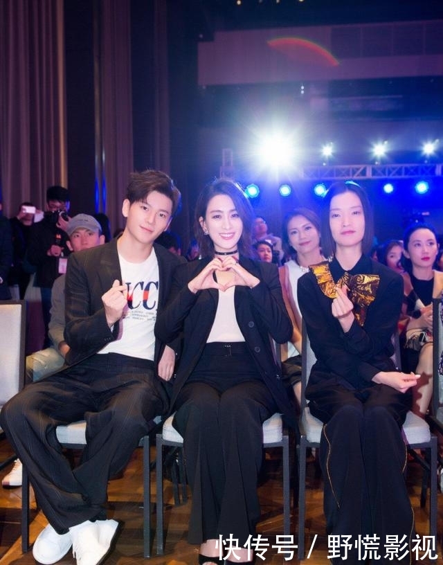  [气质]“马漂亮”称号真不是白叫的，泡泡袖波点上衣配阔腿裤，减龄时髦