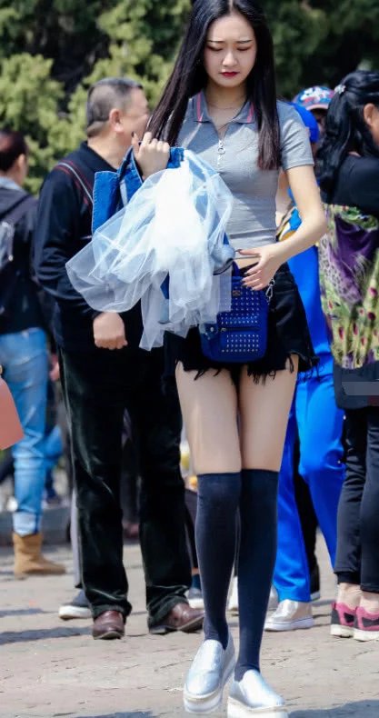 幼师小姐姐陪同小朋友们参加汇演，阳光太大晒得眼睛睁不开，紧身