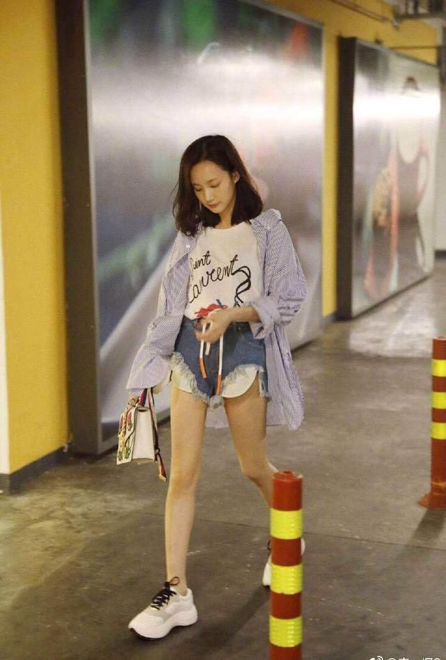 27岁李一桐穿“三角裤”自拍，短裤开叉快到胯上了，靠毛边做遮挡