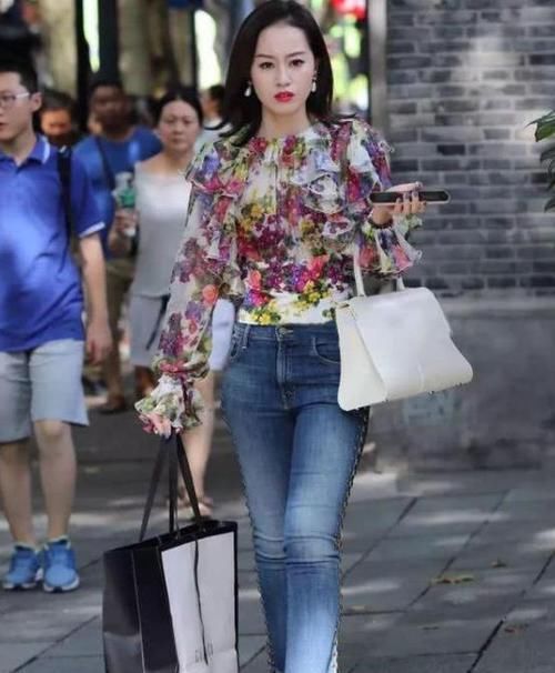  「气质」养眼女神街拍：丹唇外朗的小姐姐，一件碎花上衣配牛仔裤，时尚达人气质