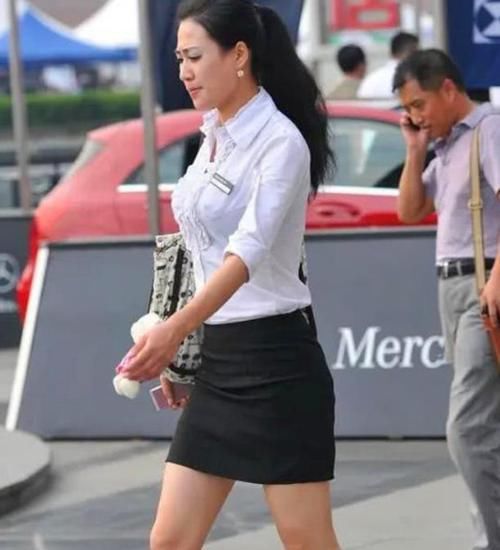  #小姐姐#街拍：沉鱼落雁的小姐姐，一条白色的连衣裙，时尚优雅风采迷人