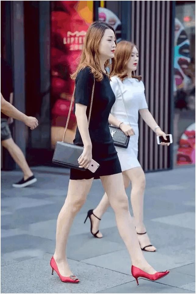 素人街拍: “背影杀手”首先要有婀娜身姿