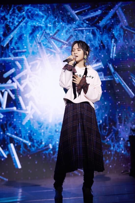 周笔畅瘦了20斤后竟然美出女人味，但这大露背以后还是别尝试了吧