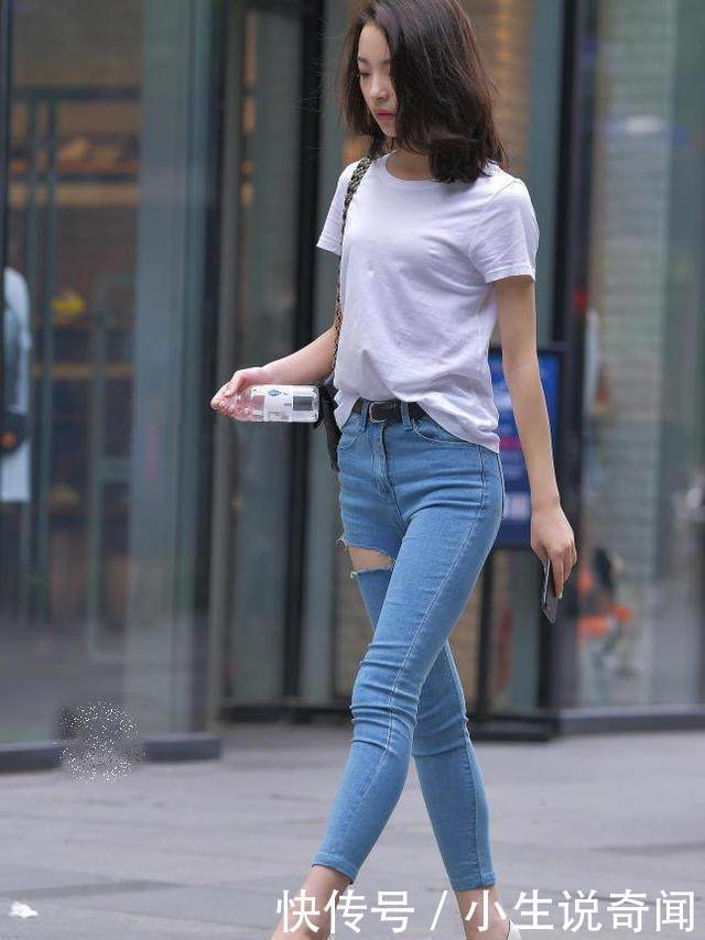 街拍: 知性小姐姐紧身破洞裤到处都是勒痕, 闺蜜微胖身材更有料