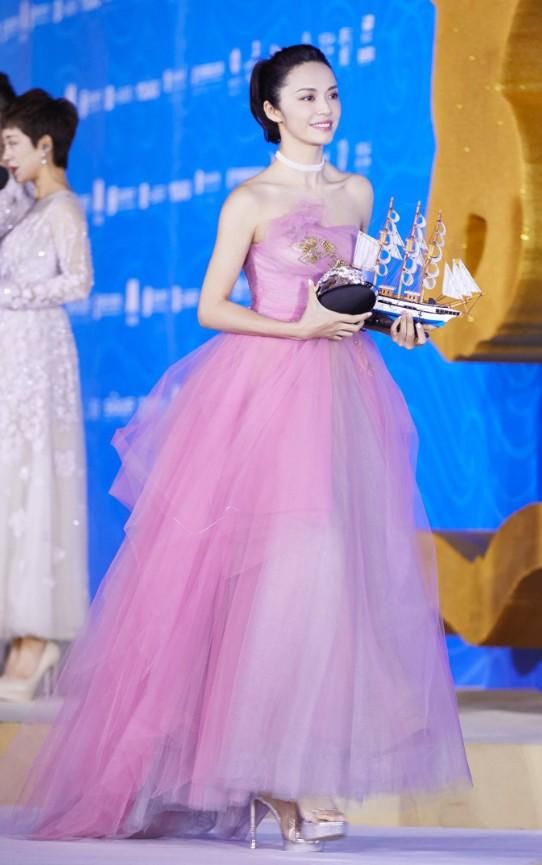 姚晨踩10厘米高跟鞋,变身霸道总裁,可裤脚一挽却变“鲁班腿”