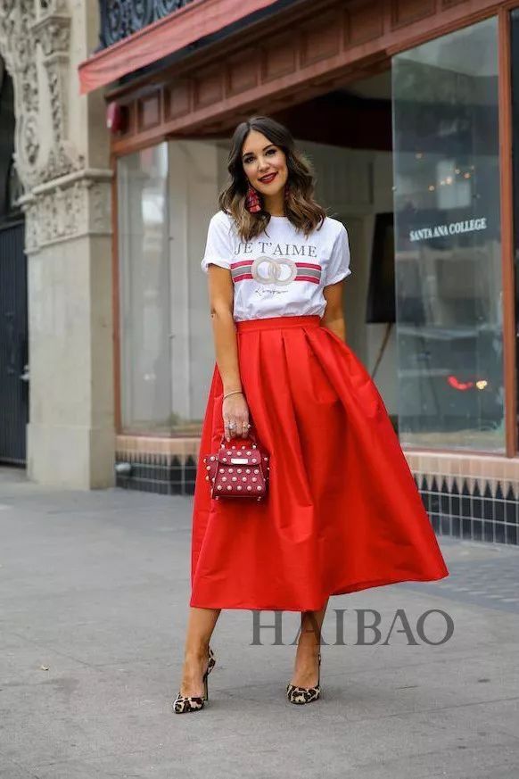 好看| 各种场合都能Hold住的“Tee+过膝裙”，包你时髦一整夏!