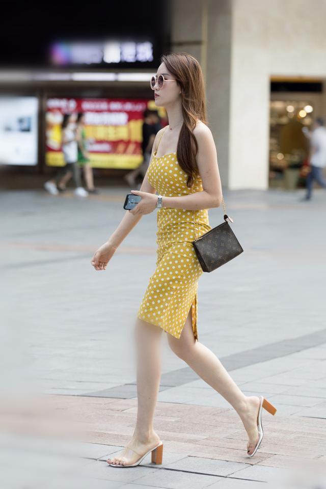 街拍：人美身材好，那些行走在街上的性感女郎！