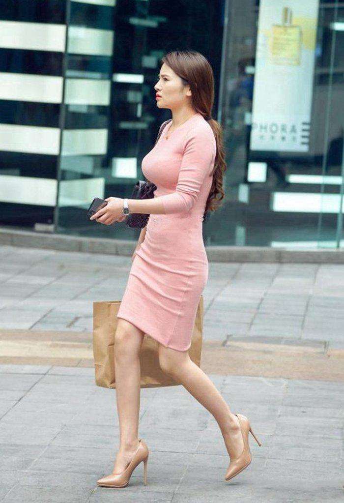 街拍：穿包臀裙的知性美女，总能凸显女人的魅力
