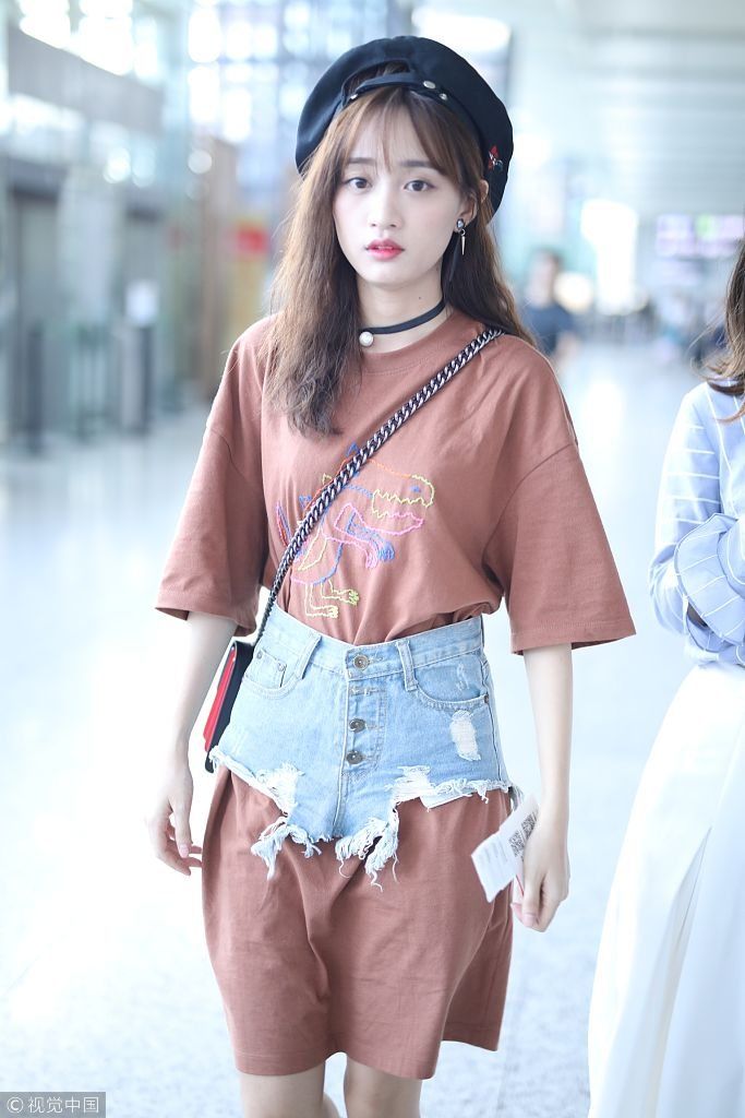 黄婷婷超短牛仔裙当腰封潮味十足 戴贝雷帽甜美少女风养眼