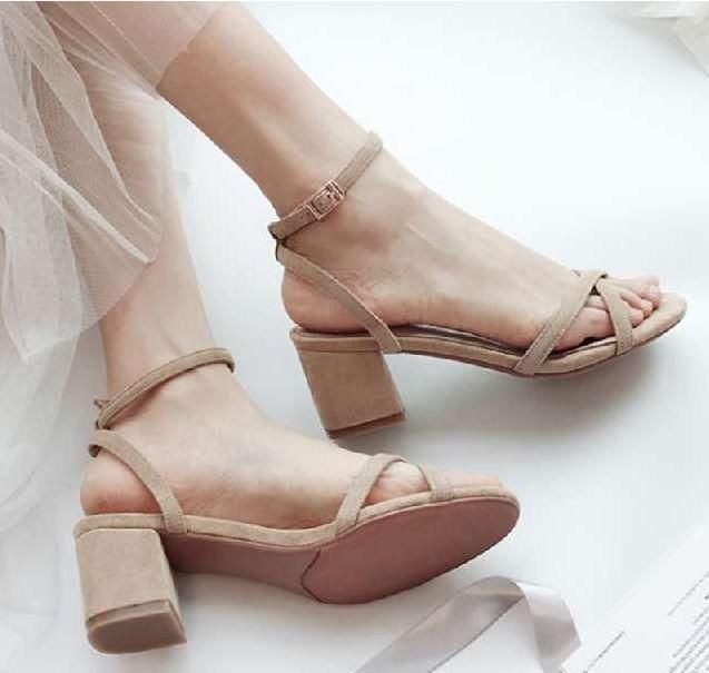 夏日放飞美丽的双脚，粗跟凉鞋的舒适，细高跟永完给不了