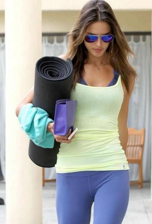 紧身打底裤显现得美女青春活力，更突出了女性那优雅的曲线！